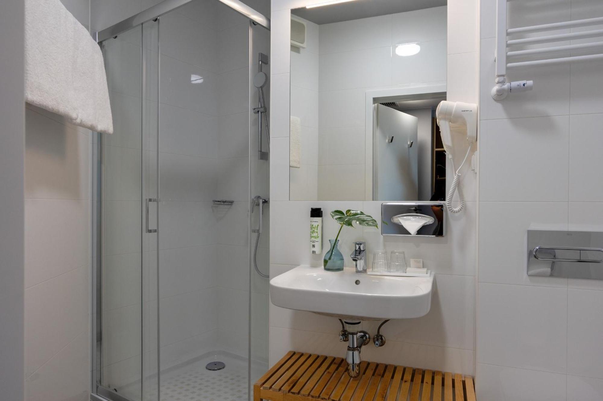 Standard Twin Room,1617455653:JPEG